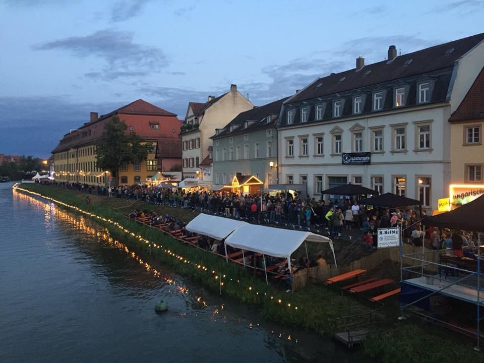 Blick auf die Sandkerwa bei Dämmerung